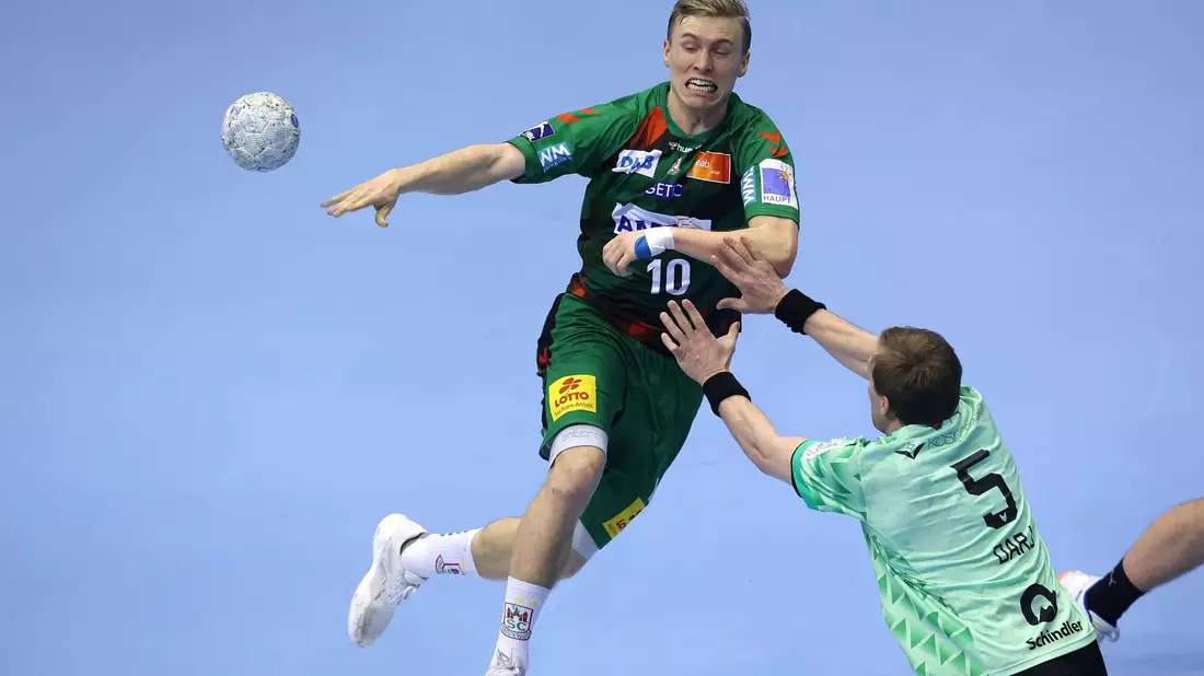 Gisli Kristjansson (l) und der SC Magdeburg setzten sich gegen die Füchse durch. - Bild: Ronny Hartmann/dpa