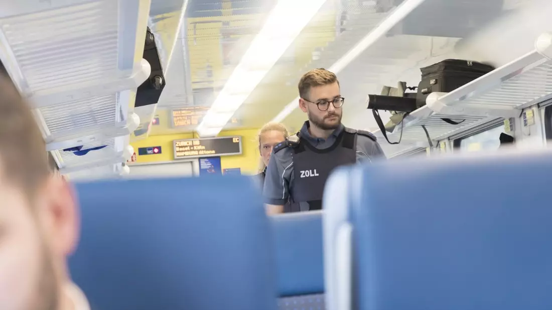 HZA-UL: 18-Jähriger schmuggelt 6000 Euro teure Kleidung aus der Schweiz - Bild: presseportal.de