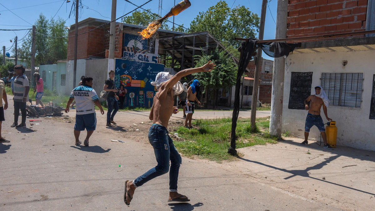 Das Reformpaket des neuen Präsidenten Javier Milei sorgt für Krawalle. Es überträgt Teile der Gesetzgebungsgewalt für zwei Jahre auf die Regierung und ermöglicht die Privatisierung zahlreicher Staatsbetriebe. - Foto: Rodrigo Abd/AP