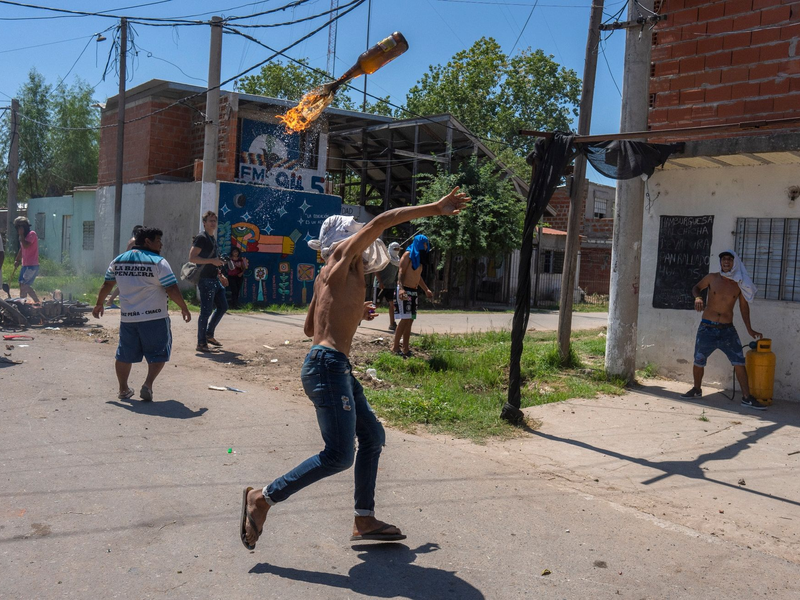 Das Reformpaket des neuen Präsidenten Javier Milei sorgt für Krawalle. Es überträgt Teile der Gesetzgebungsgewalt für zwei Jahre auf die Regierung und ermöglicht die Privatisierung zahlreicher Staatsbetriebe. - Foto: Rodrigo Abd/AP