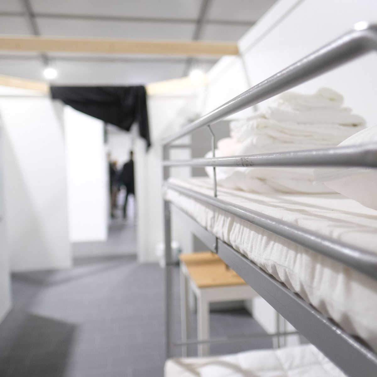 Im ersten Halbjahr zählte die Polizei Hunderte Straftaten gegen Asylbewerber außerhalb von Unterkünften. (Archivbild) - Foto: Sebastian Willnow/dpa