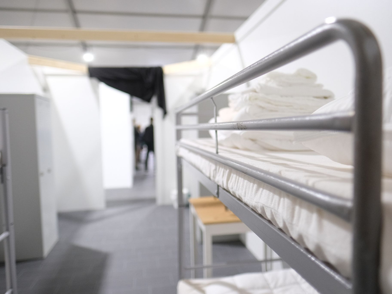 Im ersten Halbjahr zählte die Polizei Hunderte Straftaten gegen Asylbewerber außerhalb von Unterkünften. (Archivbild) - Foto: Sebastian Willnow/dpa