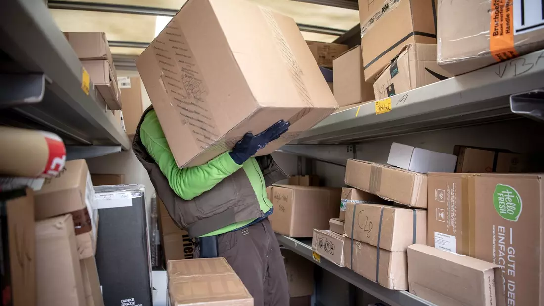 Die Briefmenge schrumpft seit langem, die Paketmengen wachsen dagegen an. - Bild: Sina Schuldt/dpa