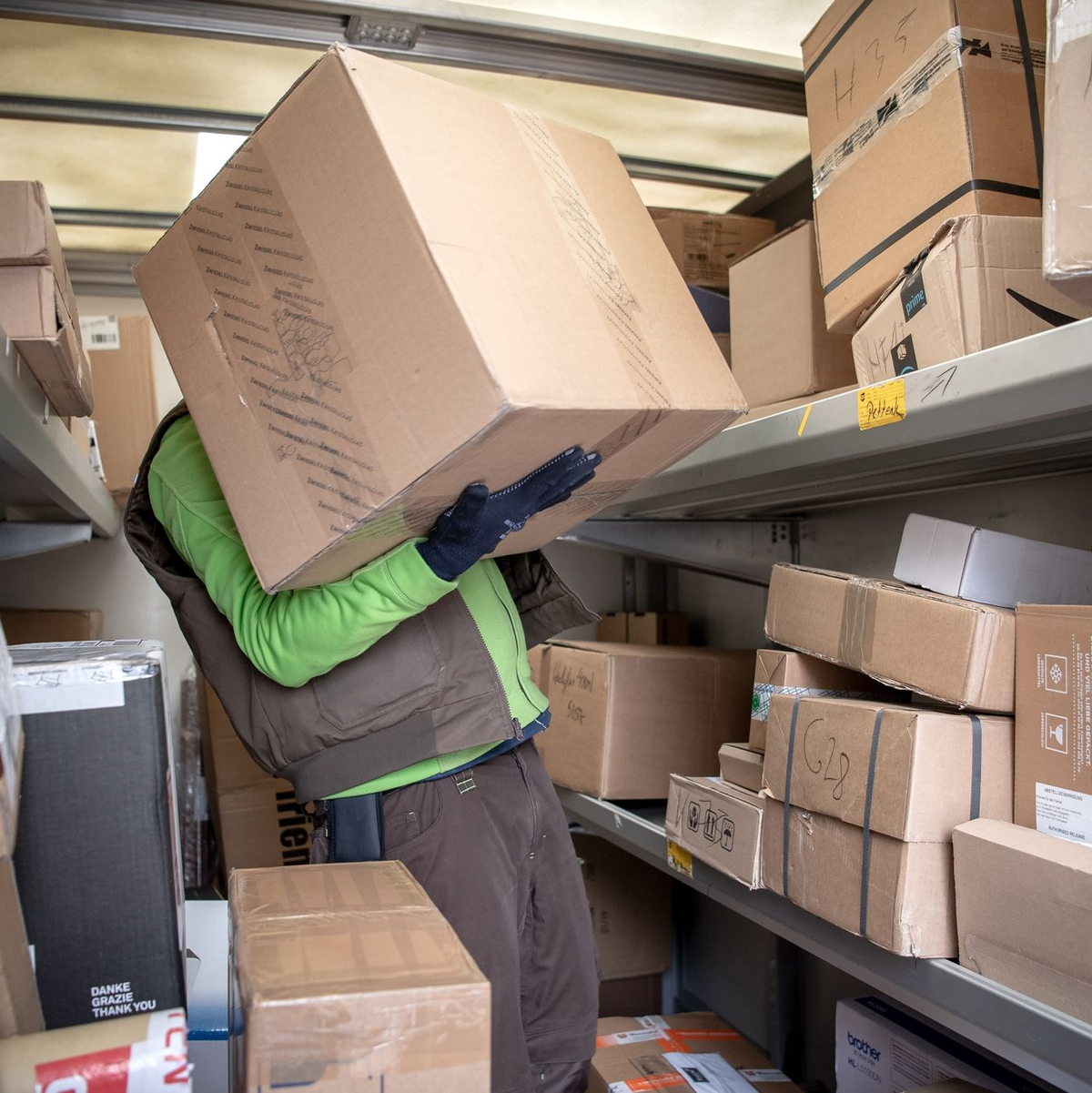 Die Briefmenge schrumpft seit langem, die Paketmengen wachsen dagegen an. - Foto: Sina Schuldt/dpa