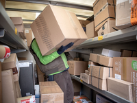 Paketboten müssen manchmal auch besonders schwere Sendungen schleppen. (Symbolfoto) - Foto: Sina Schuldt/dpa