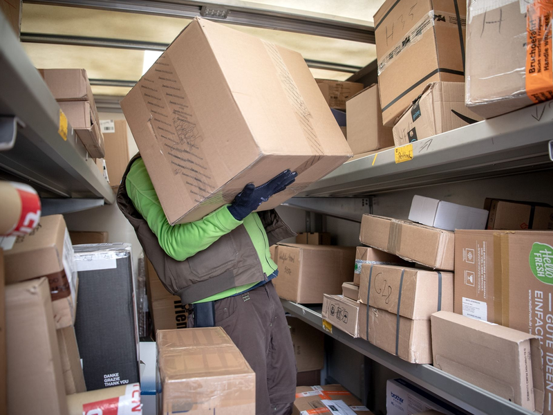 Die Briefmenge schrumpft seit langem, die Paketmengen wachsen dagegen an. - Foto: Sina Schuldt/dpa