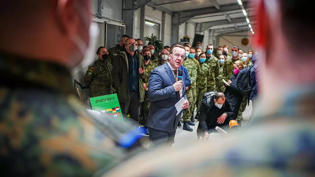 Verteidigungsminister Pistorius im gepanzerten Radfahrzeug Boxer bei der Übung «Griffin Lightning» in Litauen. - Bild: Kay Nietfeld/dpa