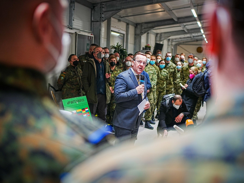 Verteidigungsminister Pistorius im gepanzerten Radfahrzeug Boxer bei der Übung «Griffin Lightning» in Litauen. - Foto: Kay Nietfeld/dpa