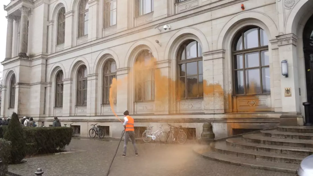 Beteiligung an Farbattacke auf das Bundesverkehrsministerium endet mit einer Haftstrafe. (Archivbild) - Bild: Sven Käuler/Tnn/dpa