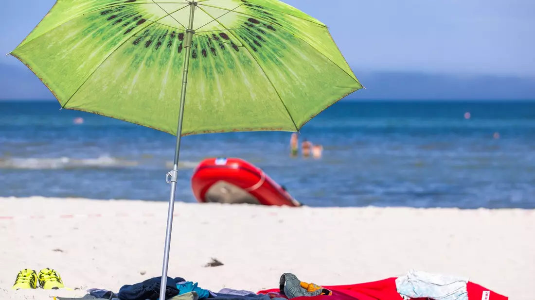 Sonnenschirm an der Ostseeküste bei Prerow. - Bild: Jens Büttner/dpa-Zentralbild/dpa