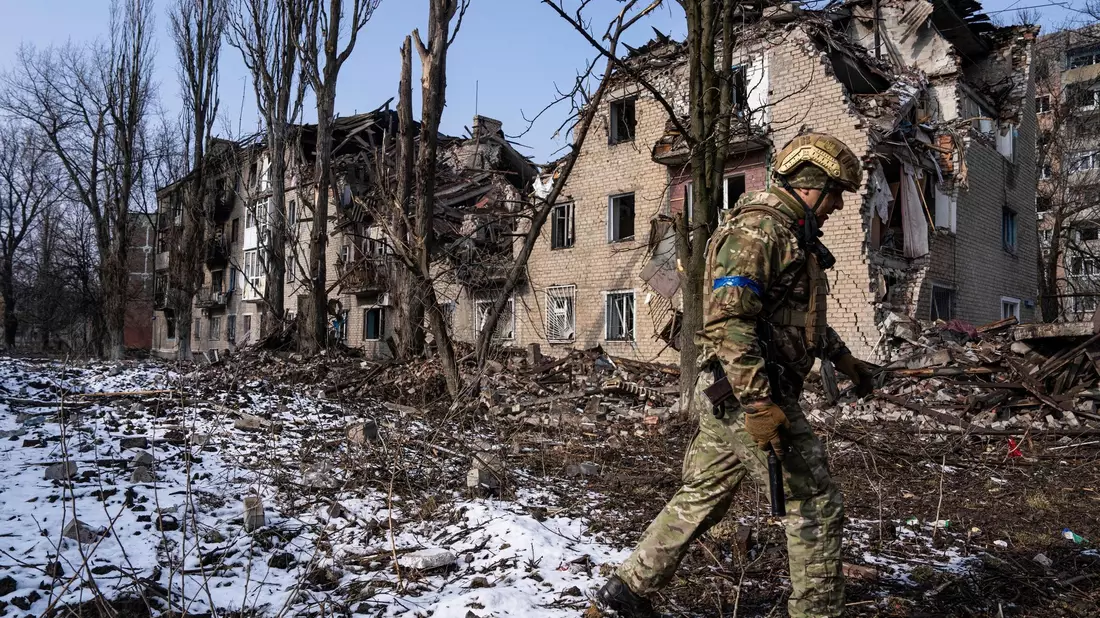 Ein ukrainischer Soldat in Awdijiwka. - Bild: Evgeniy Maloletka/AP/dpa