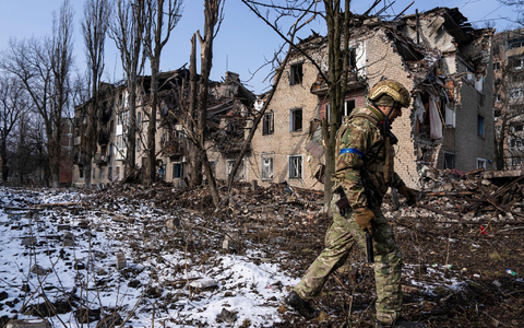 Ein ukrainischer Soldat in Awdijiwka. - Foto: Evgeniy Maloletka/AP/dpa