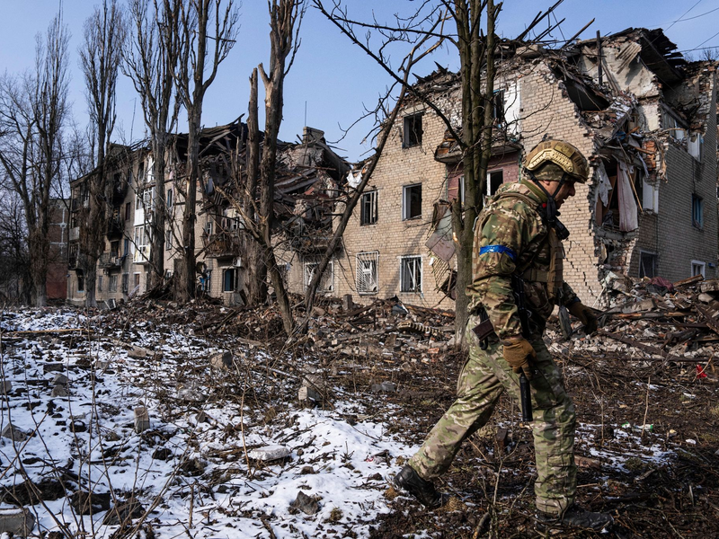 Ein ukrainischer Soldat in Awdijiwka. - Foto: Evgeniy Maloletka/AP/dpa