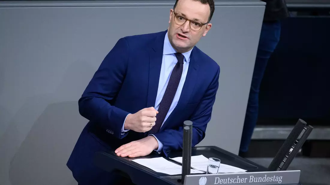 CDU-Politiker Jens Spahn wirbt für eine Auswahl von Flüchtlingen durch das Flüchtlingswerk. - Bild: Bernd von Jutrczenka/dpa