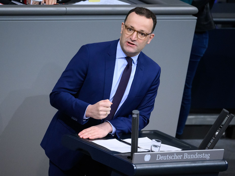 CDU-Politiker Jens Spahn wirbt für eine Auswahl von Flüchtlingen durch das Flüchtlingswerk. - Foto: Bernd von Jutrczenka/dpa