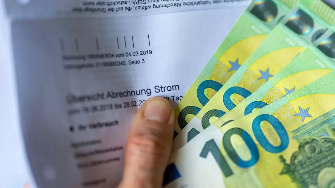 Steigende Kosten etwa für Energie belasten vor allem Menschen mit kleinem Einkommen.  - Bild: Monika Skolimowska/dpa