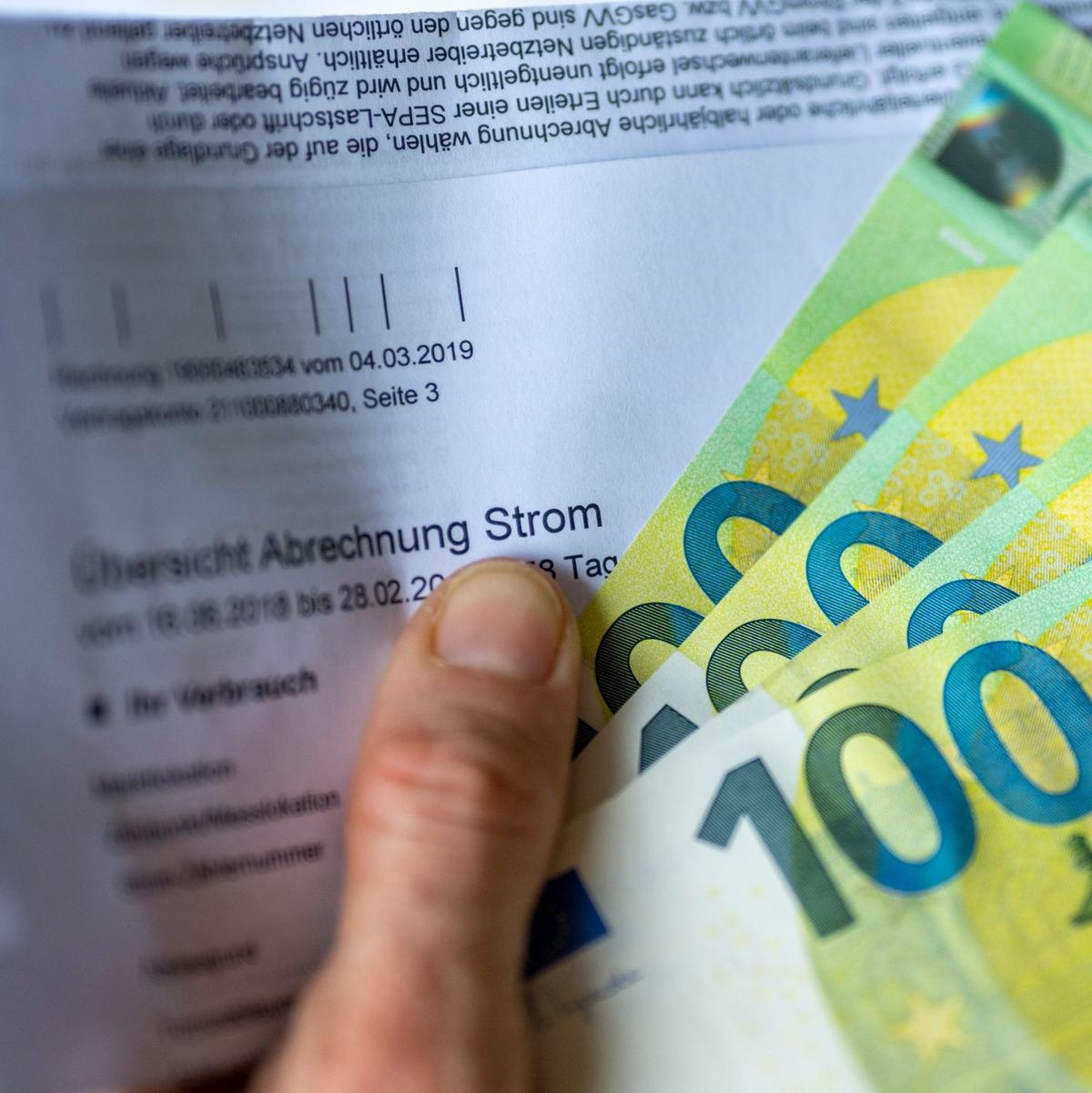 Steigende Kosten etwa für Energie belasten vor allem Menschen mit kleinem Einkommen.  - Foto: Monika Skolimowska/dpa