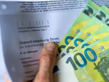 Steigende Kosten etwa für Energie belasten vor allem Menschen mit kleinem Einkommen.  - Foto: Monika Skolimowska/dpa