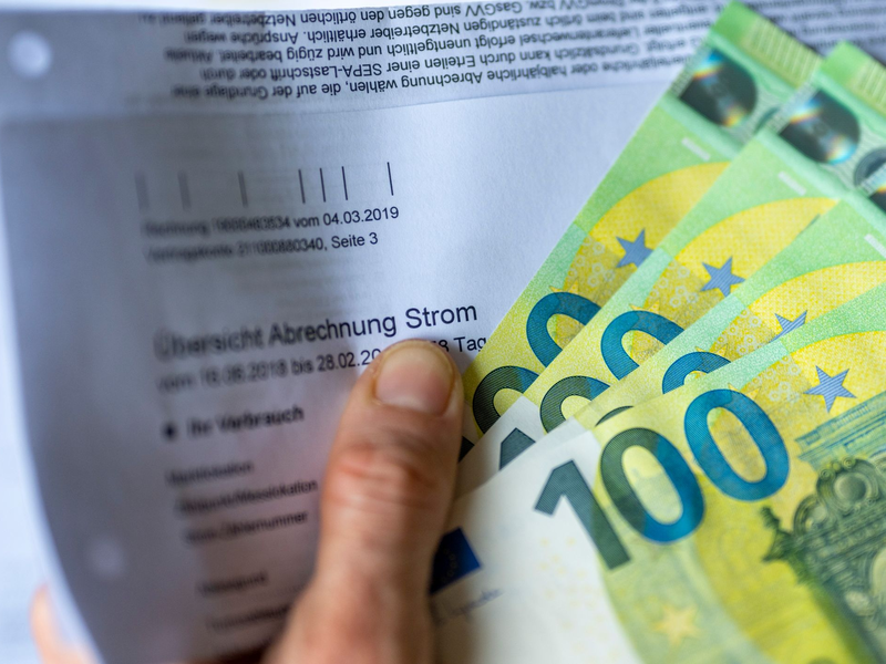 Steigende Kosten etwa für Energie belasten vor allem Menschen mit kleinem Einkommen.  - Foto: Monika Skolimowska/dpa