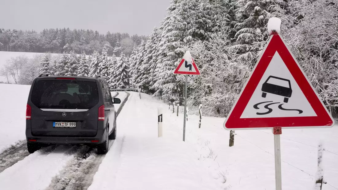 Auch in der Eifel in der Nähe des Nürburgrings waren die Straßen verschneit. - Bild: Thomas Frey/dpa