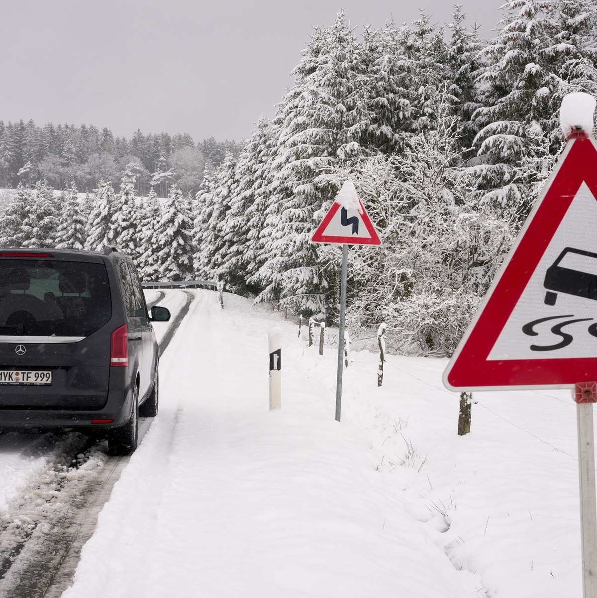 Auch in der Eifel in der Nähe des Nürburgrings waren die Straßen verschneit. - Foto: Thomas Frey/dpa
