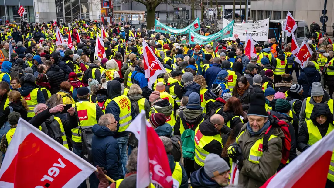 Zahlreiche Beamte sind an der Schule im Einsatz. - Bild: Sina Schuldt/dpa