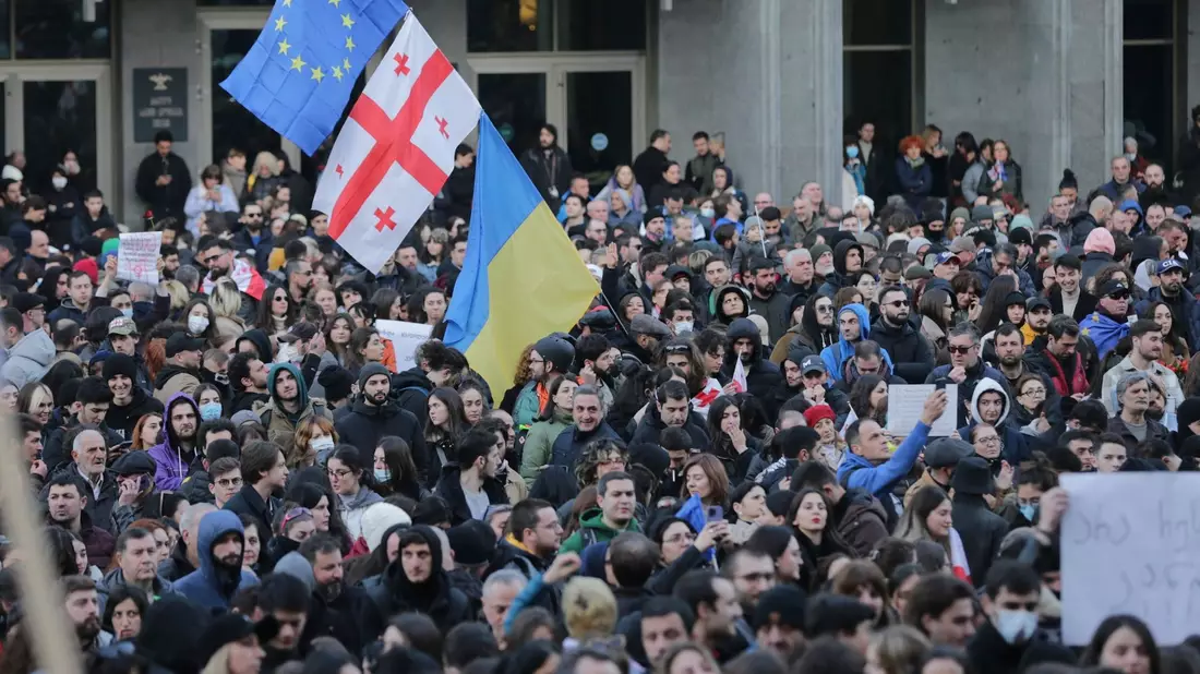 Gewalt gegen Demonstranten sei inakzeptabel, sagt die neue EU-Außenbeauftragte Kaja Kallas. - Bild: Zurab Tsertsvadze/AP/dpa