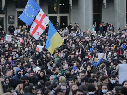 Bei den Protesten liefern sich Demonstranten und Polizei teilweise Straßenschlachten. - Foto: Zurab Tsertsvadze/AP/dpa