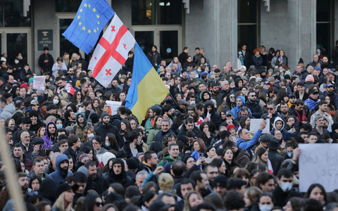 In der Hauptstadt Tiflis zog die Polizei erneut starke Kräfte für einen möglichen Einsatz gegen die Demonstranten zusammen. - Foto: Zurab Tsertsvadze/AP/dpa In der Hauptstadt Tiflis zog die Polizei erneut starke Kräfte für einen möglichen Einsatz gegen die Demonstranten zusammen. - Foto: Zurab Tsertsvadze/AP/dpa
