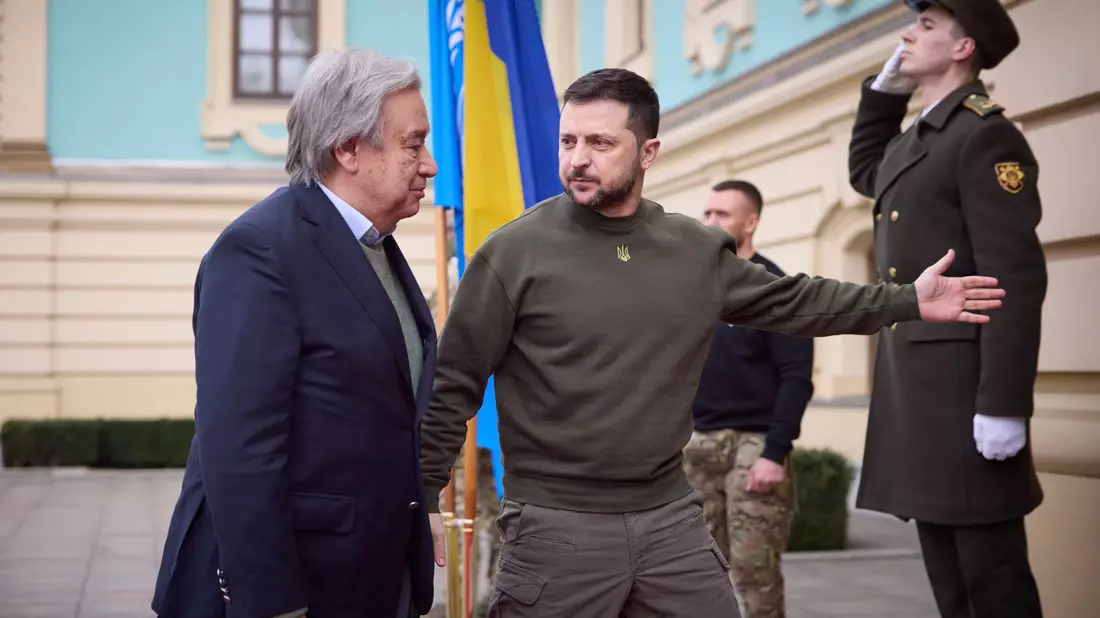 Selenskyj und die Ukraine trauern noch um die Opfer eines russischen Luftangriffs.  - Bild: Uncredited/Ukrainian Presidential Press Office/AP/dpa