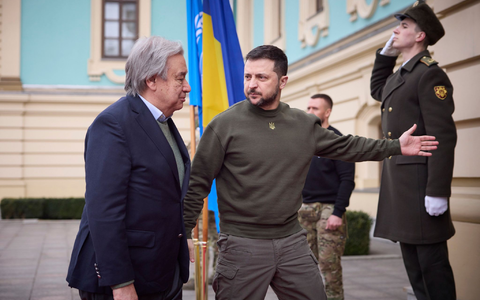 Selenskyj und die Ukraine trauern noch um die Opfer eines russischen Luftangriffs.  - Foto: Uncredited/Ukrainian Presidential Press Office/AP/dpa