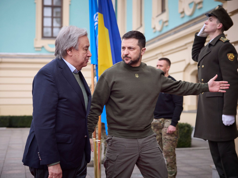 Selenskyj und die Ukraine trauern noch um die Opfer eines russischen Luftangriffs.  - Foto: Uncredited/Ukrainian Presidential Press Office/AP/dpa