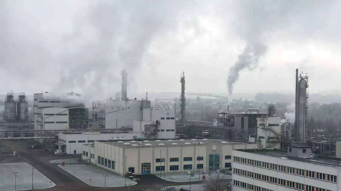 Werksanlagen stehen im Chemie- und Industriepark Zeitz. - Bild: Bodo Schackow/dpa