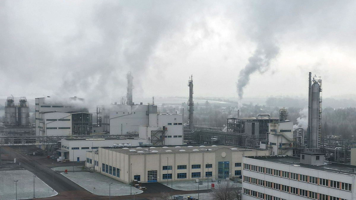 Wie das Statistische Bundesamt mitteilt, gab es starke Rückgänge bei der Produktion in der chemischen Industrie. - Foto: Bodo Schackow/dpa