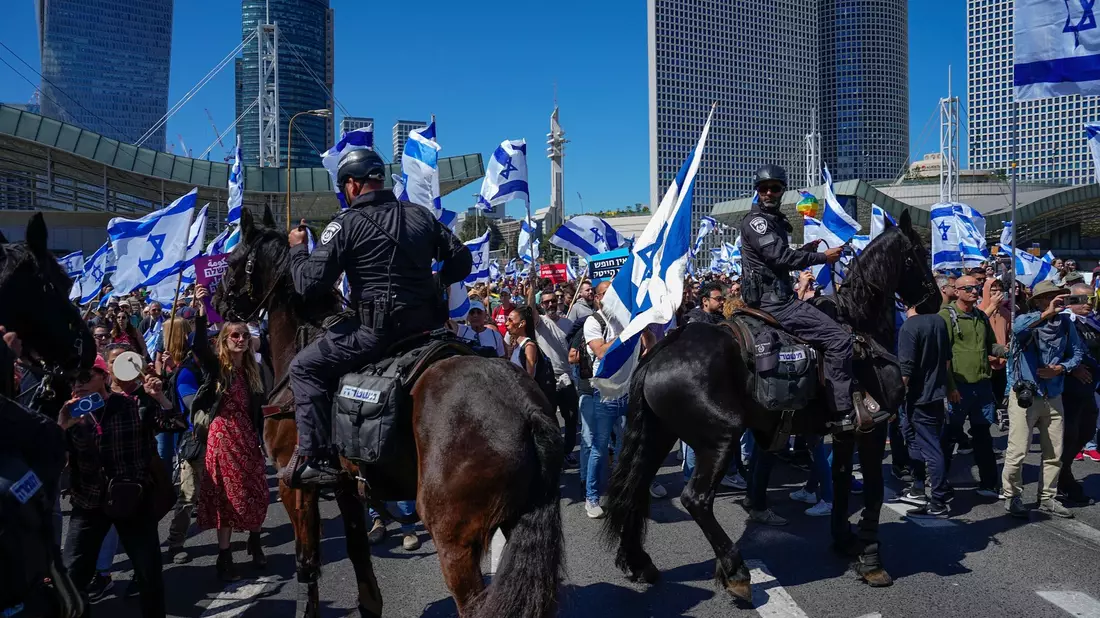 Medienberichten zufolge demonstrierten allein in Tel Aviv 100.000 Menschen gegen die Regierung. - Bild: Ariel Schalit/AP
