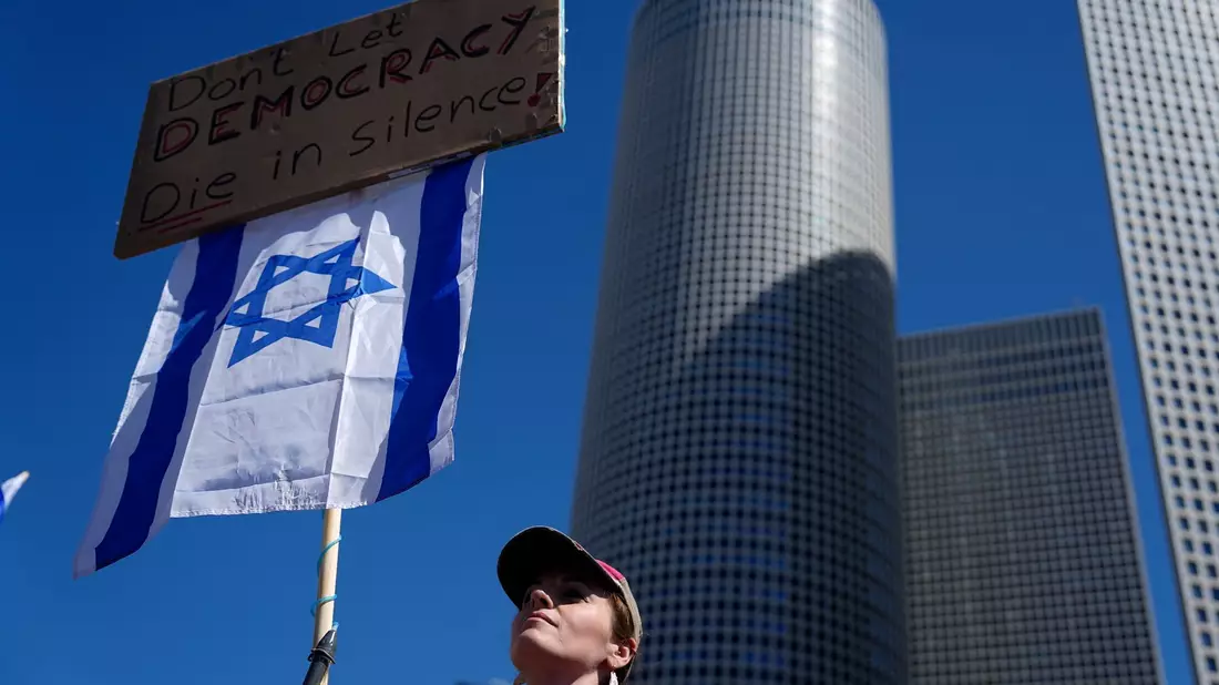 Auch in Israel werden Forderungen nach einem Ende des Krieges laut.   - Bild: Ariel Schalit/AP/dpa