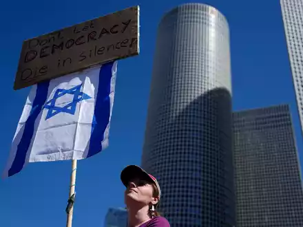 Auch in Israel werden Forderungen nach einem Ende des Krieges laut. - Foto: Ariel Schalit/AP/dpa