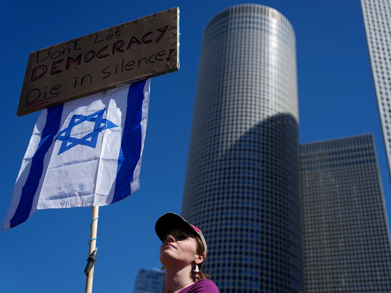 Angehörige der Geiseln fordern deren Freilassung. - Foto: Ariel Schalit/AP/dpa