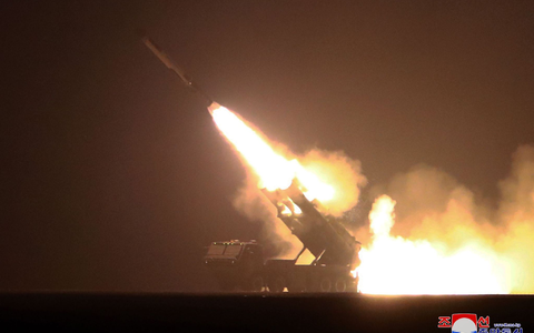 Ein von der staatlichen nordkoreanischen Nachrichtenagentur KCNA zur Verfügung gestellte Aufnahme soll den nordkoreanischen Machthaber Kim Jong Un (l) und seine Tochter Ju Ae (2.v.l) beim Beobachten eines Tests einer atomwaffenfähigen Interkontinentalrakete am Montag zeigen. - Foto: Uncredited/KCNA/KNS/dpa Ein von der staatlichen nordkoreanischen Nachrichtenagentur KCNA zur Verfügung gestellte Aufnahme soll den nordkoreanischen Machthaber Kim Jong Un (l) und seine Tochter Ju Ae (2.v.l) beim Beobachten eines Tests einer atomwaffenfähigen Interkontinentalrakete am Montag zeigen. - Foto: Uncredited/KCNA/KNS/dpa