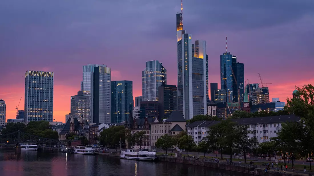 Winterwetter in Frankfurt: Die Sonne lässt die Eisschicht auf den Bäumen schmelzen. - Bild: Frank Rumpenhorst/dpa