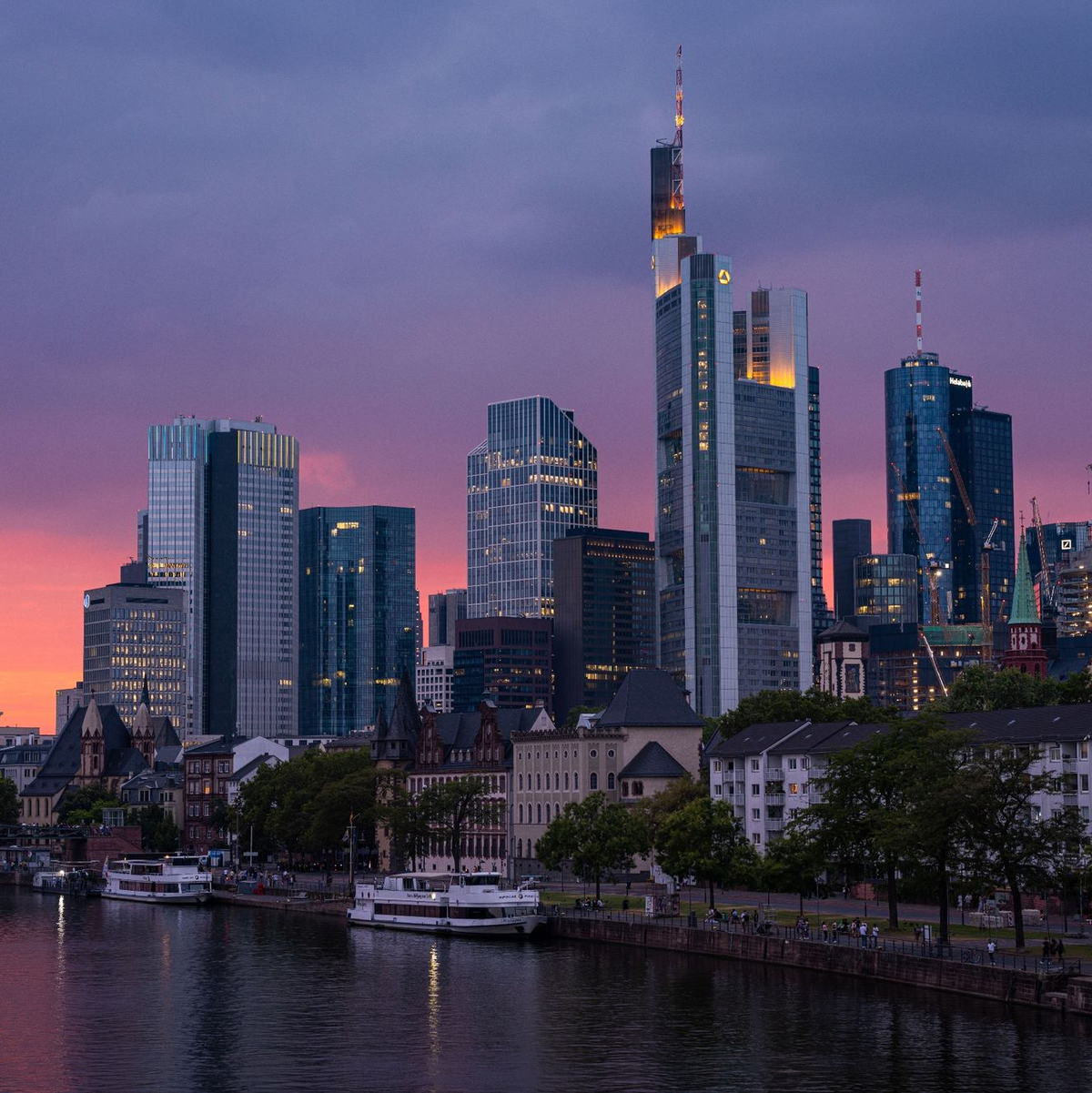 Ein Beamter der Wachpolizei schützt die Synagoge im Frankfurter Westend. - Foto: Frank Rumpenhorst/dpa