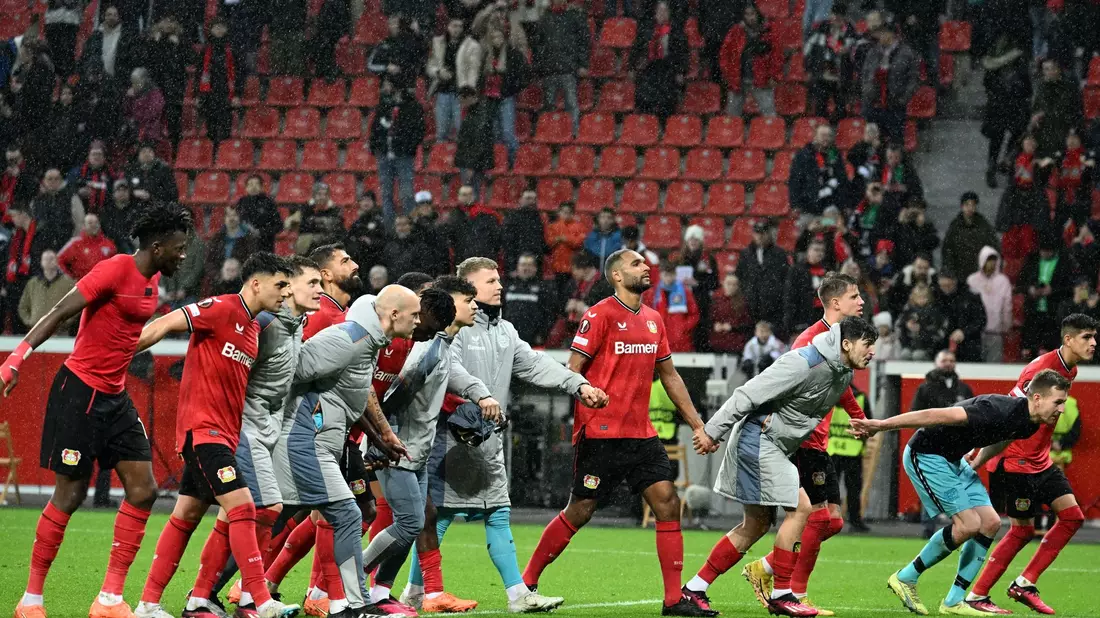 Die Leverkusener feiern den Einzug ins Pokal-Halbfinale. - Bild: Federico Gambarini/dpa