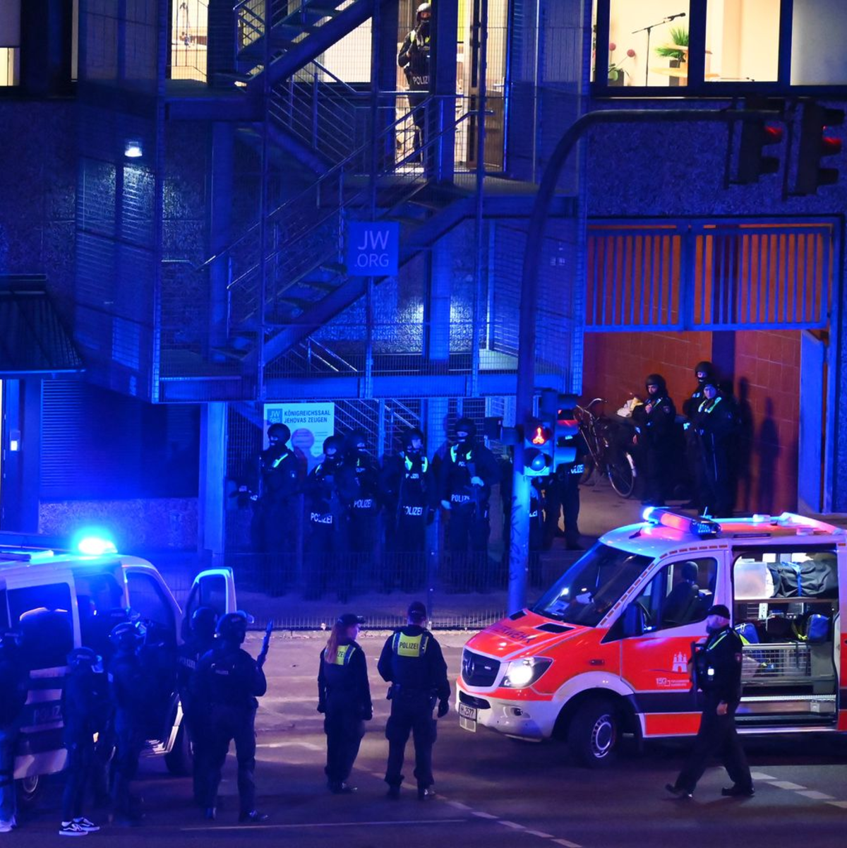 Wegen des großen Menschenandrangs musste die Demonstration in Hamburg abgebrochen werden. - Foto: Jonas Walzberg/dpa