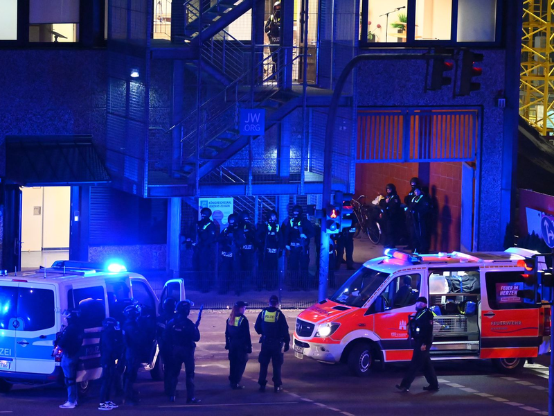 Koffer im Gepäckausgabe-Bereich des Hamburger Flughafens. - Foto: Jonas Walzberg/dpa