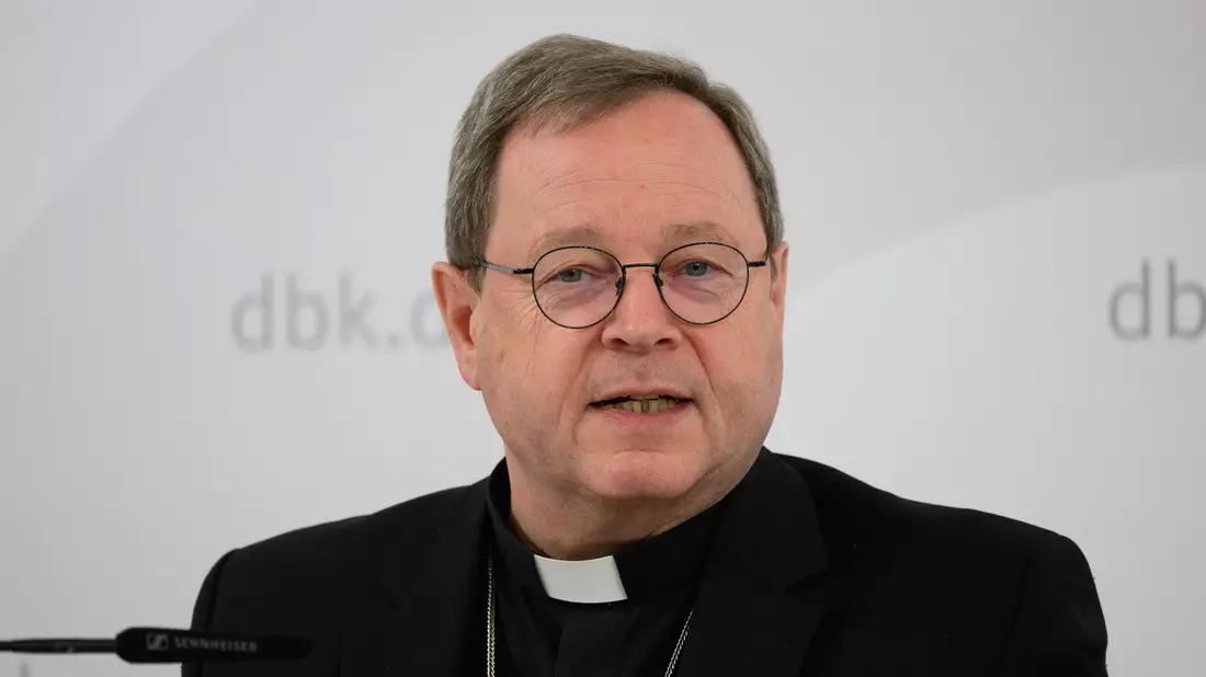 Bischof Georg Bätzing sieht den christlichen Glauben in der Bevölkerung auf dem Rückzug. - Bild: Robert Michael/dpa