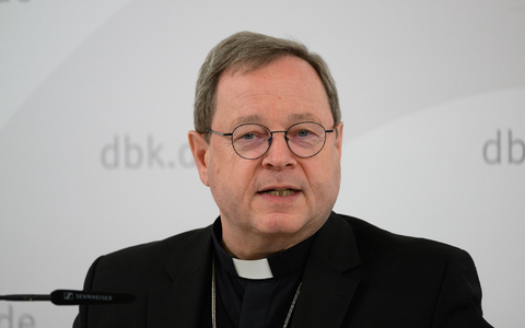 Bischof Georg Bätzing sieht den christlichen Glauben in der Bevölkerung auf dem Rückzug. - Foto: Robert Michael/dpa