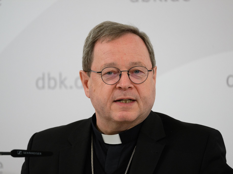 Bischof Georg Bätzing sieht den christlichen Glauben in der Bevölkerung auf dem Rückzug. - Foto: Robert Michael/dpa