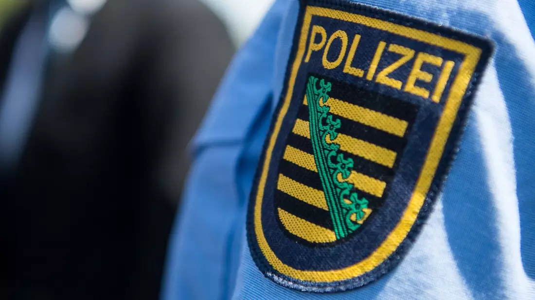 Nach der Attacke im sächsischen Sebnitz ermittelt die Dresdner Polizei wegen gefährlicher Körperverletzung, Beleidigung und Hausfriedensbruch. - Bild: Monika Skolimowska/dpa-Zentralbild/dpa
