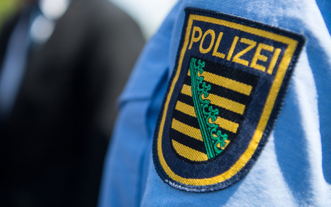 Nach der Attacke im sächsischen Sebnitz ermittelt die Dresdner Polizei wegen gefährlicher Körperverletzung, Beleidigung und Hausfriedensbruch. - Foto: Monika Skolimowska/dpa-Zentralbild/dpa
