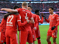 Er trifft und trifft: Nach seinem Hattrick gegen Augsburg durfte Harry Kane mal wieder den Spielball mitnehmen.  - Foto: Sven Hoppe/dpa